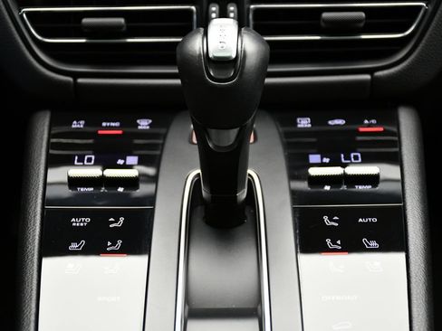 Certified 2024 Porsche Macan AWD/4WD image 29