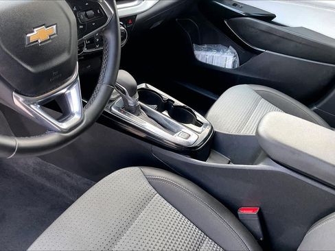 Used 2025 Chevrolet Trax LT w/ LT Convenience Package FWD image 16