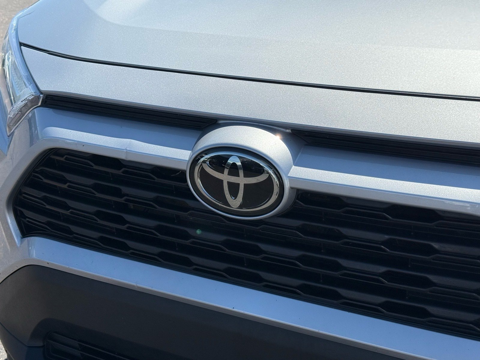 Used 2022 Toyota RAV4 XLE w/ XLE Grade Weather Package FWD image 33