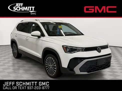 Used 2025 Volkswagen Taos SE FWD image 1
