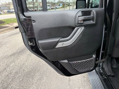 Used 2016 Jeep Wrangler Unlimited Sahara w/ Connectivity Group AWD/4WD image 28