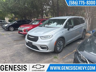 Used 2024 Chrysler Pacifica Select