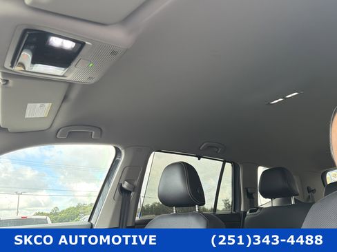 Used 2025 Volkswagen Atlas SE AWD/4WD image 26