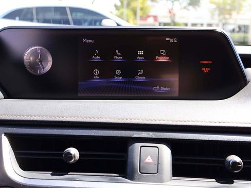 Used 2019 Lexus UX 200 image 53