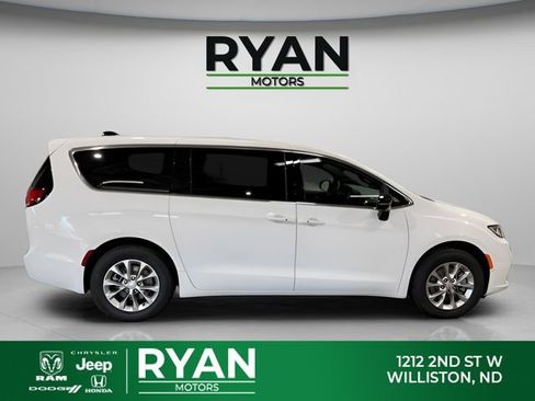New 2026 Chrysler Pacifica Select AWD/4WD image 10