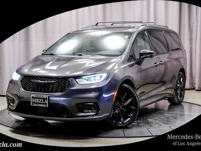 Used 2021 Chrysler Pacifica Touring-L w/ Uconnect Theater Family Group