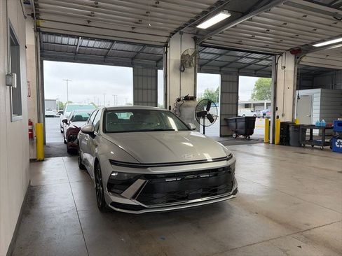 Used 2025 Hyundai Sonata SEL FWD image 2