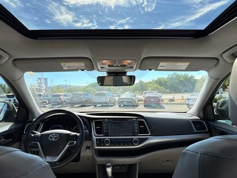 Certified 2018 Toyota Highlander XLE w/ Carpet Mat Package (TMS) AWD/4WD image 11