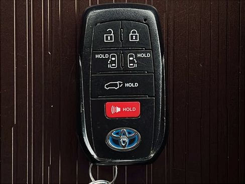 Used 2024 Toyota Sienna XLE FWD image 24
