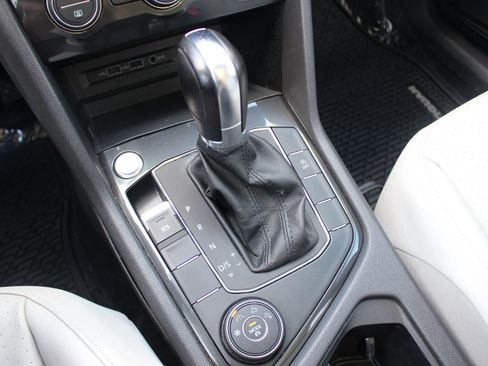 Used 2019 Volkswagen Tiguan SE w/ Panoramic Sunroof Package image 30