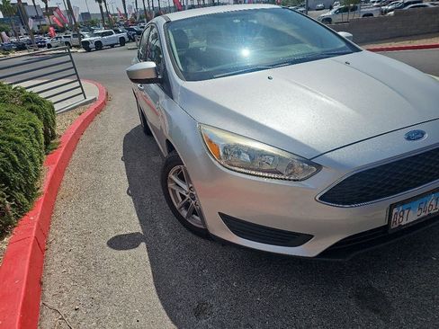 Used 2018 Ford Focus SE FWD image 2