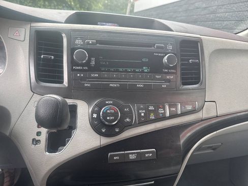 Used 2013 Toyota Sienna LE FWD image 16