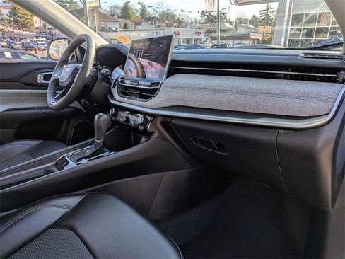 Used 2022 Jeep Compass Latitude image 23