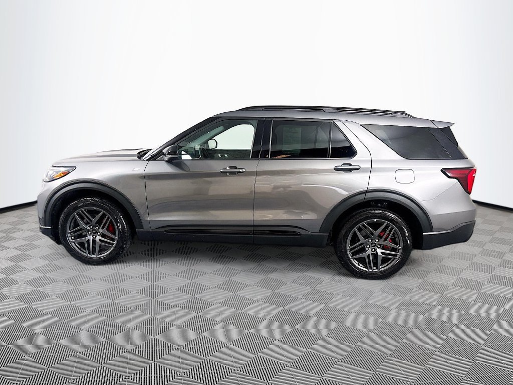 Used 2025 Ford Explorer ST-Line w/ ST-Line Street Pack AWD/4WD image 4