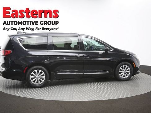 Used 2019 Chrysler Pacifica Touring-L FWD image 42