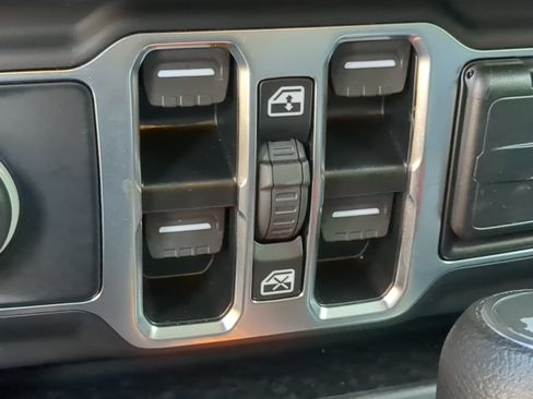 Used 2025 Jeep Wrangler Unlimited Sahara AWD/4WD image 54