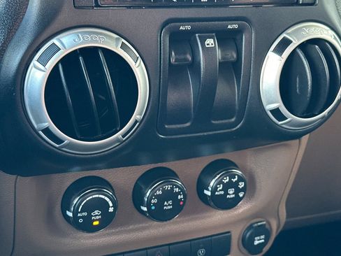 Used 2016 Jeep Wrangler Rubicon w/ Power Convenience Group AWD/4WD image 26