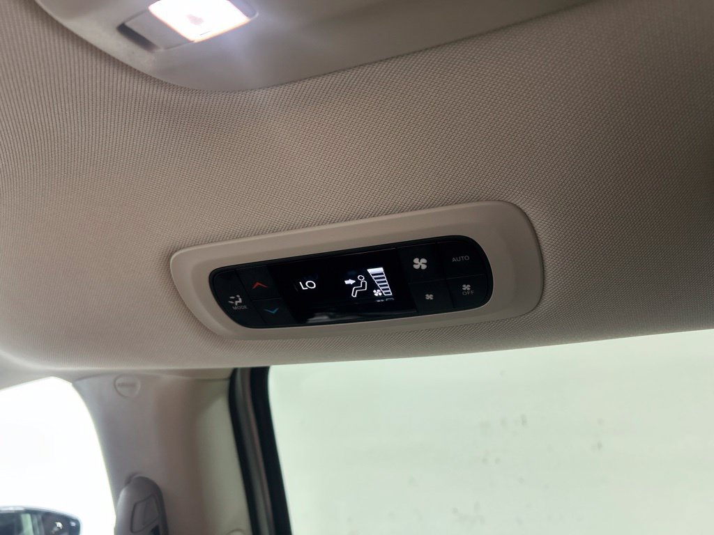 Used 2024 Chrysler Pacifica Limited FWD image 31