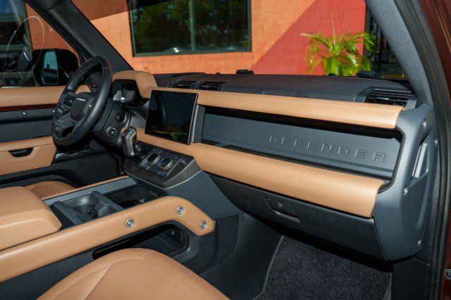 Used 2025 Land Rover Defender 130 X-Dynamic SE AWD/4WD image 29