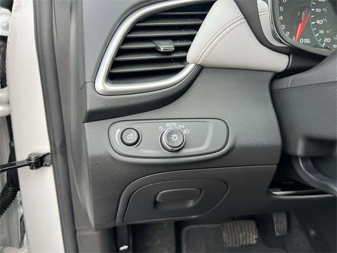 Used 2022 Chevrolet Trax LT w/ LT Convenience Package image 17