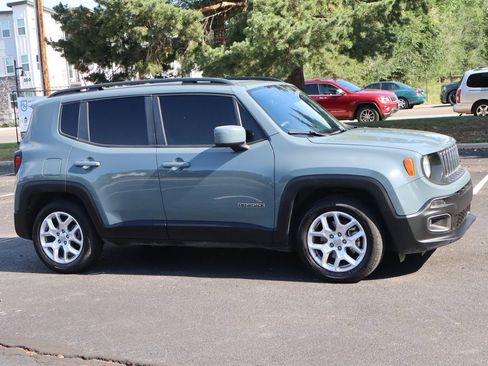 Used 2018 Jeep Renegade Latitude FWD image 2
