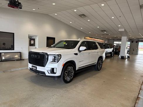 Used 2023 GMC Yukon Denali Ultimate w/ LPO, Floor Liner Package AWD/4WD image 3