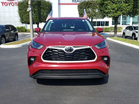 Used 2025 Toyota Highlander LE image 4