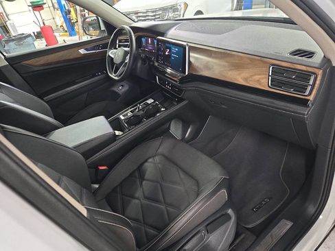 Used 2024 Volkswagen Atlas SE image 24