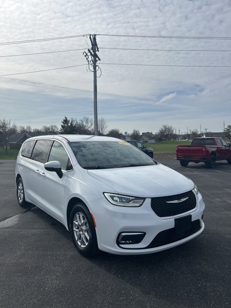 Used 2023 Chrysler Pacifica Touring-L FWD image 1