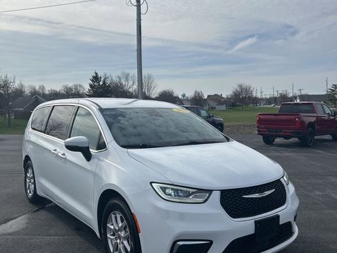 Used 2023 Chrysler Pacifica Touring-L FWD image 1