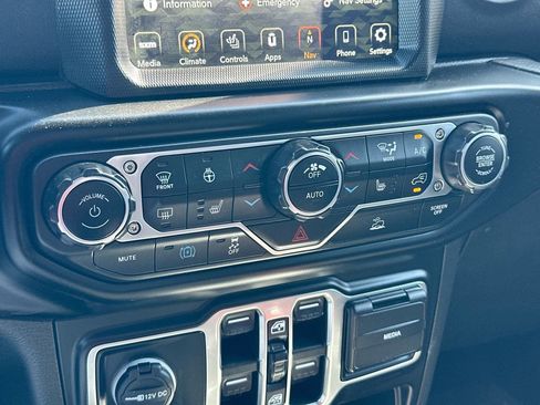Used 2022 Jeep Wrangler Unlimited Sahara AWD/4WD image 16