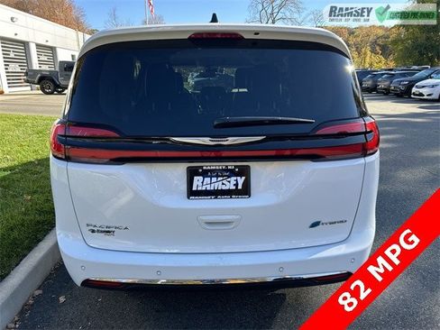 Certified 2024 Chrysler Pacifica Select image 26