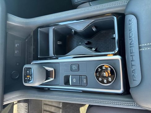 Used 2025 Nissan Pathfinder Platinum w/ Black Appearance Package image 28