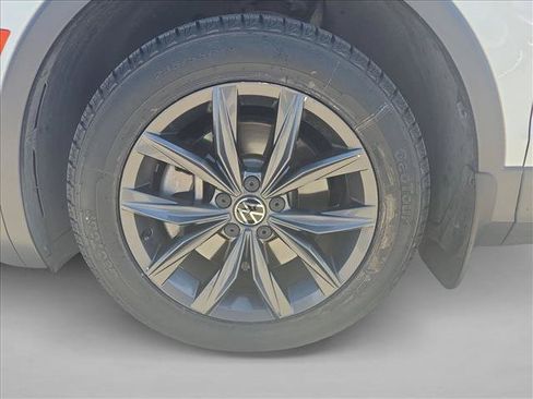 Used 2022 Volkswagen Tiguan SE FWD image 19