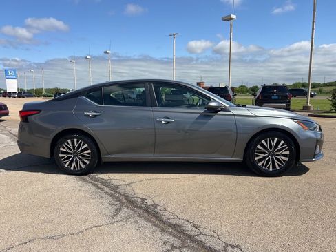 Used 2023 Nissan Altima 2.5 SV FWD image 6