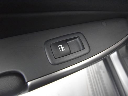 Used 2019 Jeep Cherokee Latitude Plus w/ Cold Weather Group image 10