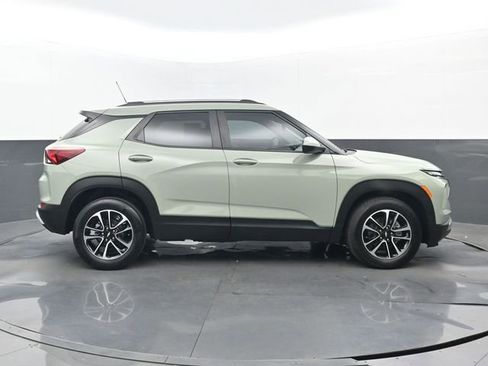 Used 2025 Chevrolet TrailBlazer LT FWD image 2