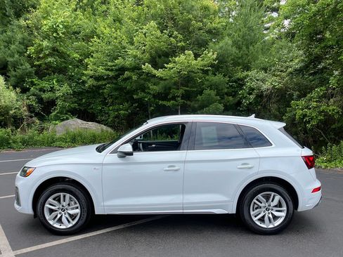 Used 2023 Audi Q5 2.0T Premium w/ Convenience Package AWD/4WD image 2