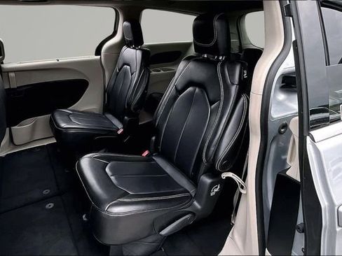 Used 2023 Chrysler Pacifica Touring-L image 20