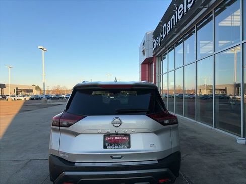 Used 2023 Nissan Rogue SL w/ SL Premium Package image 3