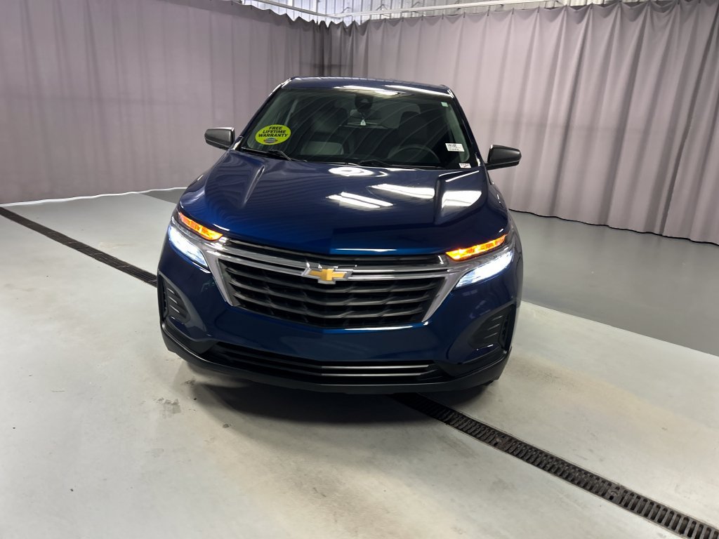 Used 2023 Chevrolet Equinox LS w/ LS Convenience Package FWD image 2