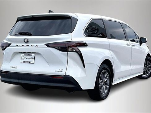 Used 2023 Toyota Sienna LE image 5