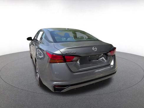 Used 2025 Nissan Altima 2.5 SV FWD image 11
