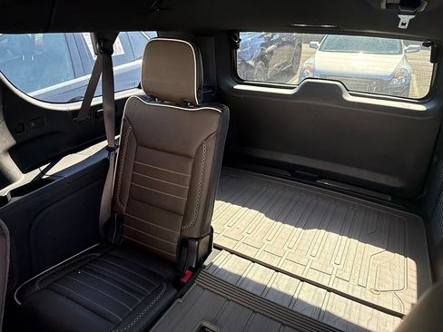 Used 2025 GMC Yukon XL Denali Ultimate w/ LPO, Illumination Package AWD/4WD image 7
