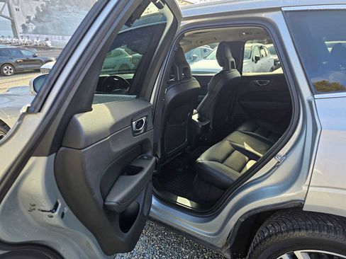 Used 2018 Volvo XC60 T5 Momentum w/ Convenience Package image 15