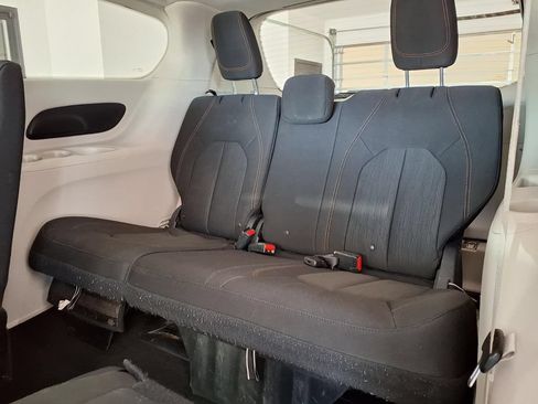 Used 2017 Chrysler Pacifica Touring FWD image 15