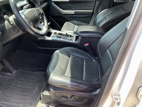 Used 2022 Ford Explorer Limited w/ Equipment Group 301A AWD/4WD image 21