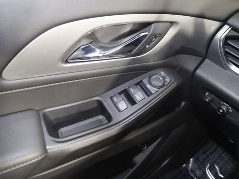 Used 2023 Chevrolet Traverse LT image 29