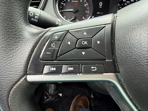 Used 2019 Nissan Rogue S FWD image 12