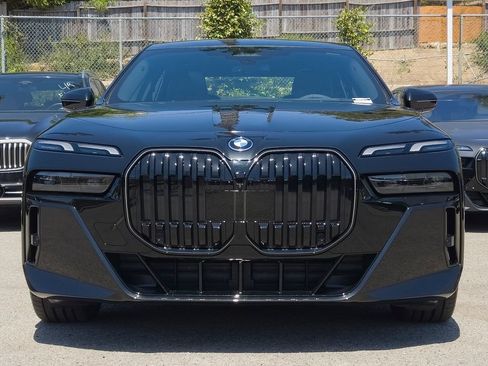 New 2026 BMW 750e xDrive w/ Premium Package AWD/4WD image 2